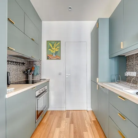 One-bedroom Located In The Very Center Of The Highly Sought-afte *